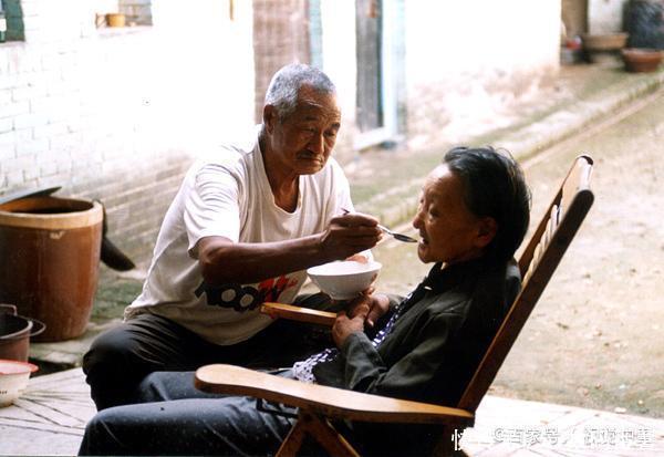 吸烟喝酒|坦白说:老年痴呆也许“偏爱”这4类人,真心希望你不在其中