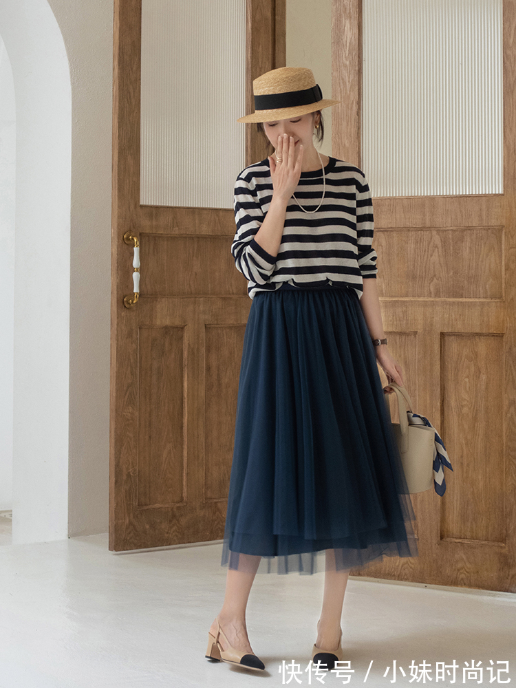 牛仔裤|38岁女性怎么穿风衣才洋气?搭配上蓝色衬衫和牛仔裤,高级又减龄