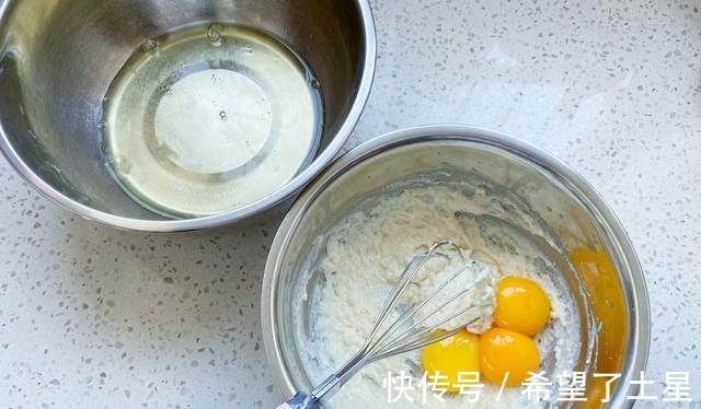 想吃杯子蛋糕不用买，在家轻松做出水光肌小蛋糕，不皱不裂又饱满！