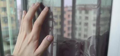 清洁剂|年前大扫除,玻璃太脏别用水擦了,只需喷一点它,干净透亮无水印