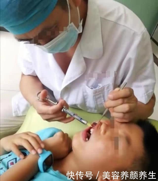 轩轩|7岁男孩长出“双排牙”,要一颗一颗拔掉,奶奶自责不已,赖我啊!