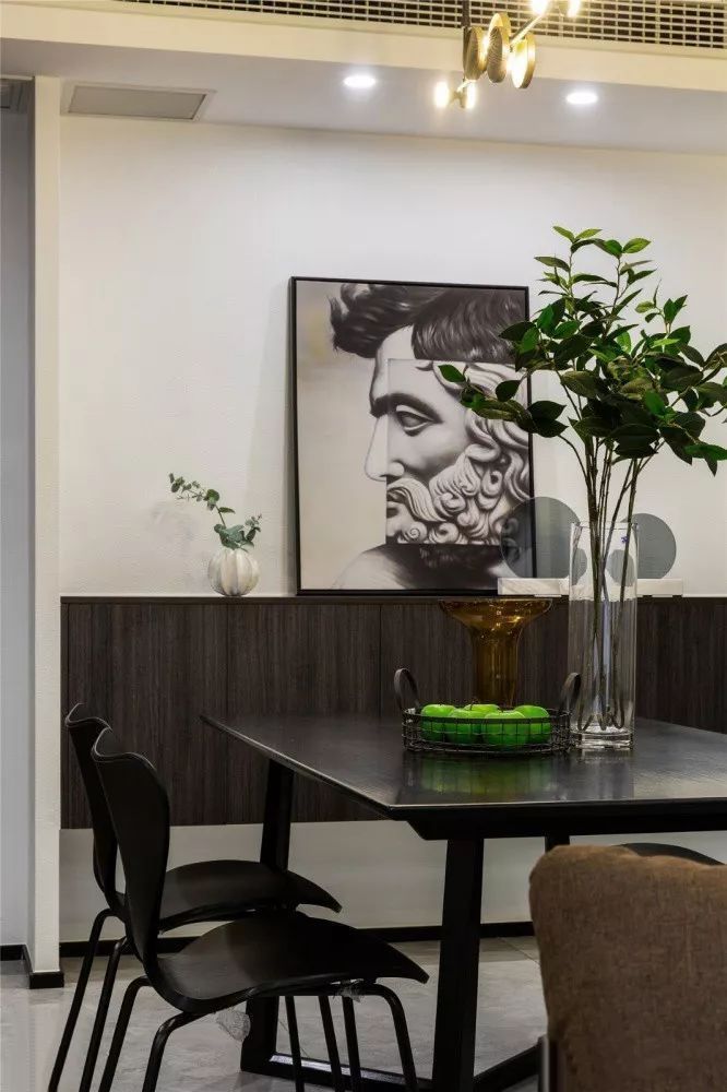 115㎡现代简约风,黑白灰气质高级!朋友却吐槽:像酒店