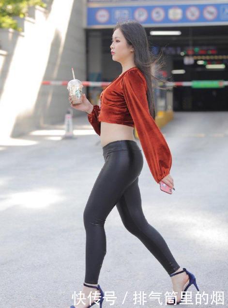 自信|V领短裤上衣配皮裤,时髦显身材,大胆又自信