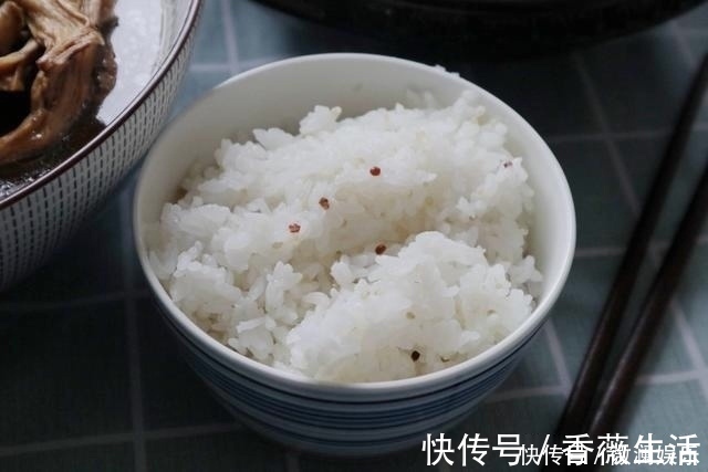 儿子读大学,老两口的极简午餐,晒到朋友圈火了