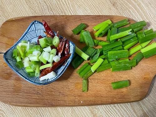 粉条|干豆腐别再炒着吃了，加一把粉条，香辣好吃，汤汁浓郁，没肉也香