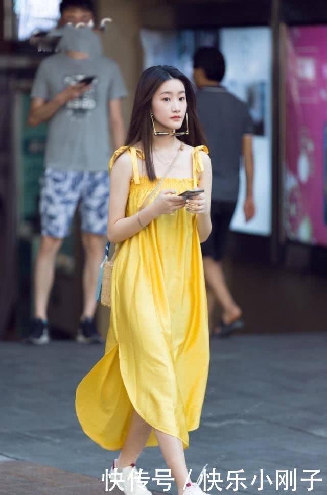 活力|连衣裙显得简约又自然大气,还充满年轻人时尚的气息与活力