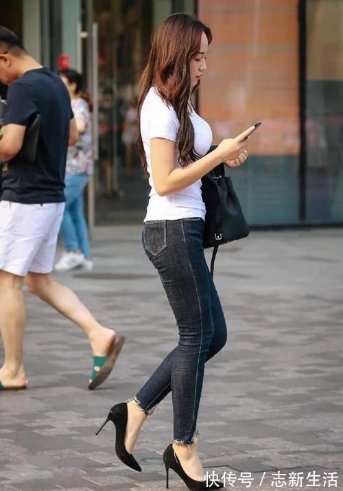 搭配 小姐姐搭配着一双黑色的尖头高跟鞋,走起路来看起来更加的成熟