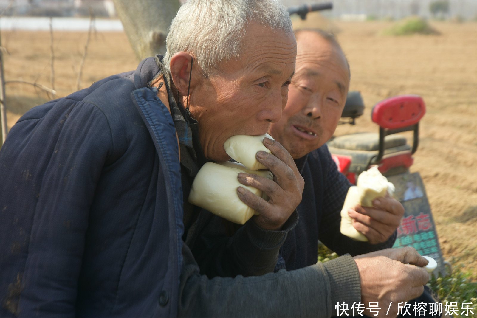 馒头|农村难得一见的大锅饭，一手捏3个馒头蹲地吃，场面壮观