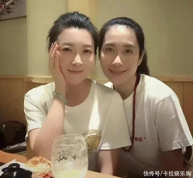 香蜜花神知否康姨母,张棪琰海清同学聚会趴黄磊肩头,怪不得不火插图2 香蜜花神知否康姨母,张棪琰海清同学聚会趴黄磊肩头,怪不得不火插图2
