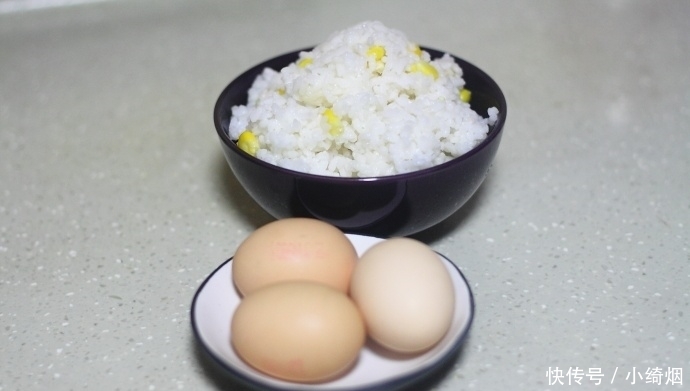 剩米饭只会做蛋炒饭?换个做法,比炒饭简单,吃起来酥香脆