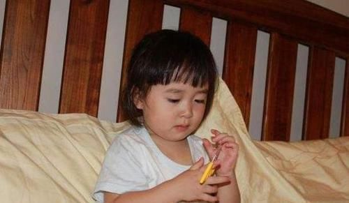 打火机|3岁儿子误把502胶水滴进眼里,爸爸一举动救了娃,医生干的漂亮