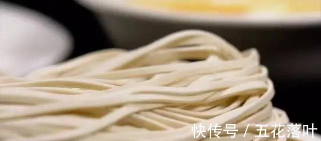 庄老板|调份顺滑开胃的酱料,拌碗满分冷面!