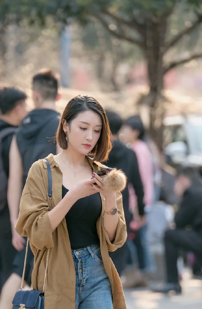 热门穿搭，时髦精都爱上了复古排扣上衣，法式搭配相识一下