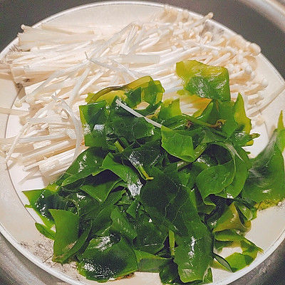 西红柿海带苗金针菇豆腐汤