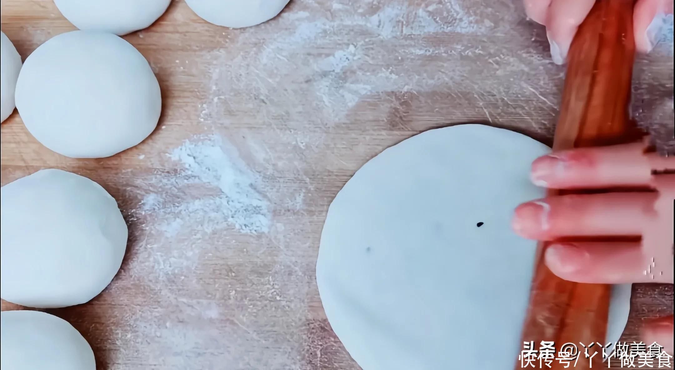 孩子最喜欢的烫面糖饼，5分钟教你在家做，步骤详细，看了你也馋