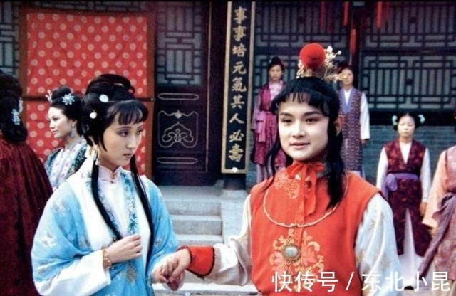 贾府！林黛玉来贾府，王熙凤说衣服都备下了，为何王夫人笑着点头不语？