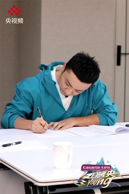 总台主持人、记者集结《冬日暖央young》,四大战队“抢人大战”各出奇招