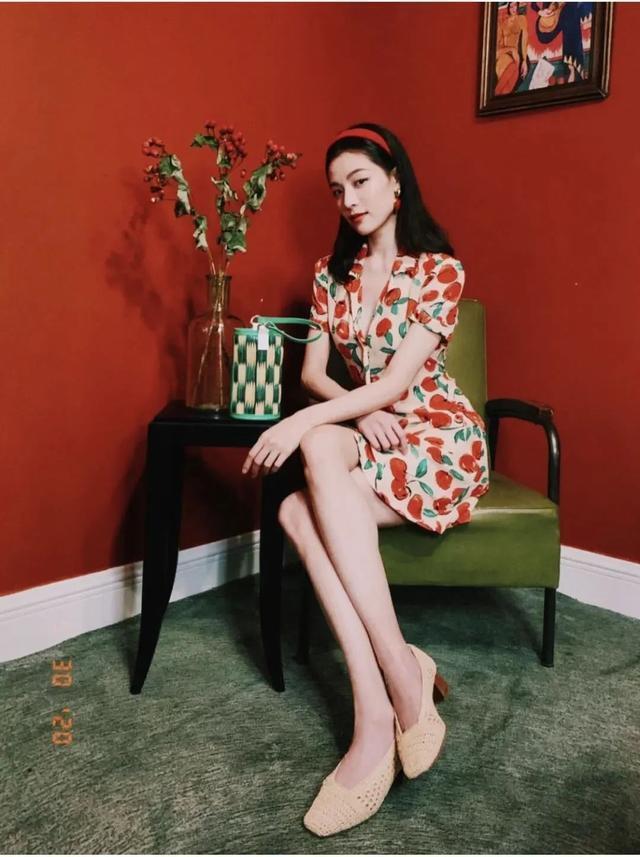 参考价格 翻了身的“土味凉鞋”,这次成了时髦精心中的C位