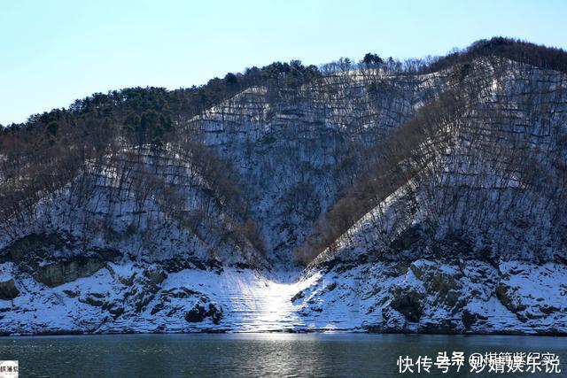 鸭绿江畔村子仅1户人家，雪山上放牛，冬天上山砍柴