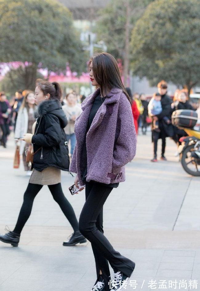 大长腿|高挑靓丽的小姐姐,白色毛衣搭配高腰半裙,尽显性感的气质!