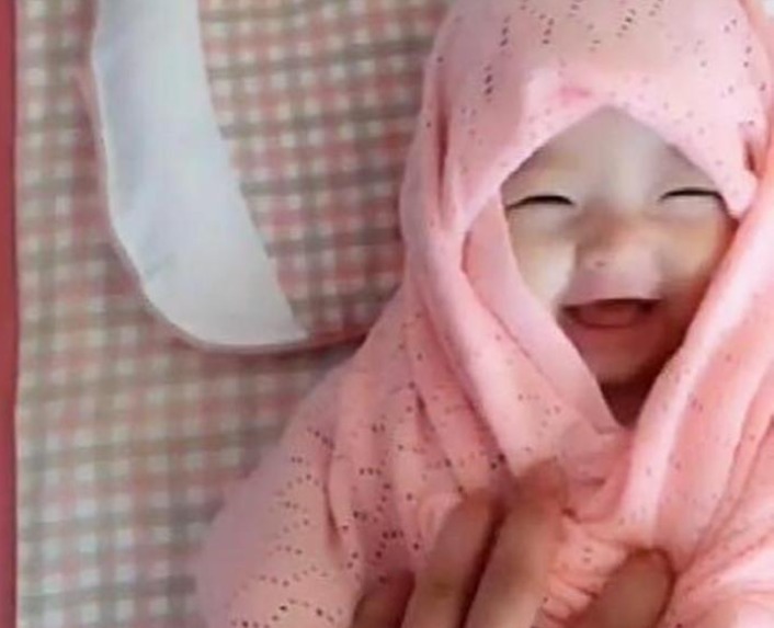 哥哥|妹妹睡午觉把被子踢了,哥哥怕妹妹冷裹成“粽子”,网友:萌化了