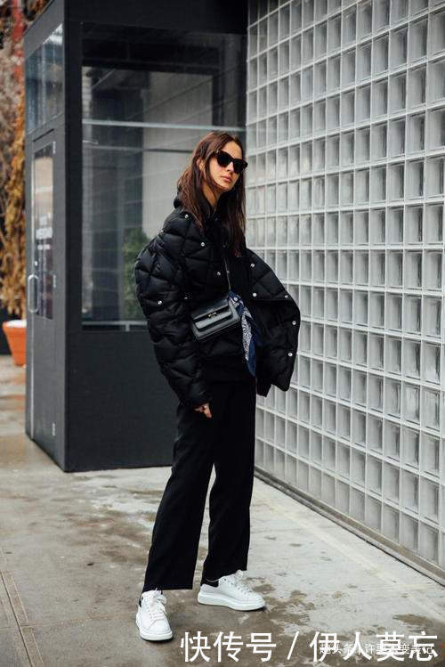 今冬穿羽绒服少配短靴,太土气建议选这4双鞋子,个性又时尚