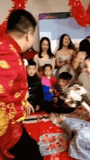 |搞笑GIF：妹子这着装看起来真是让人无所适从啊，就不觉得尴尬吗