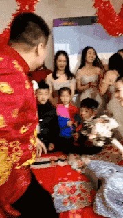 |搞笑GIF:妹子这着装看起来真是让人无所适从啊,就不觉得尴尬吗