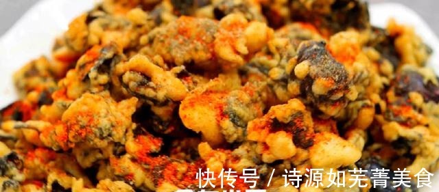 把木耳倒入滚烫的油锅中,瞬间变美食,真是高手在民间,太厉害了!