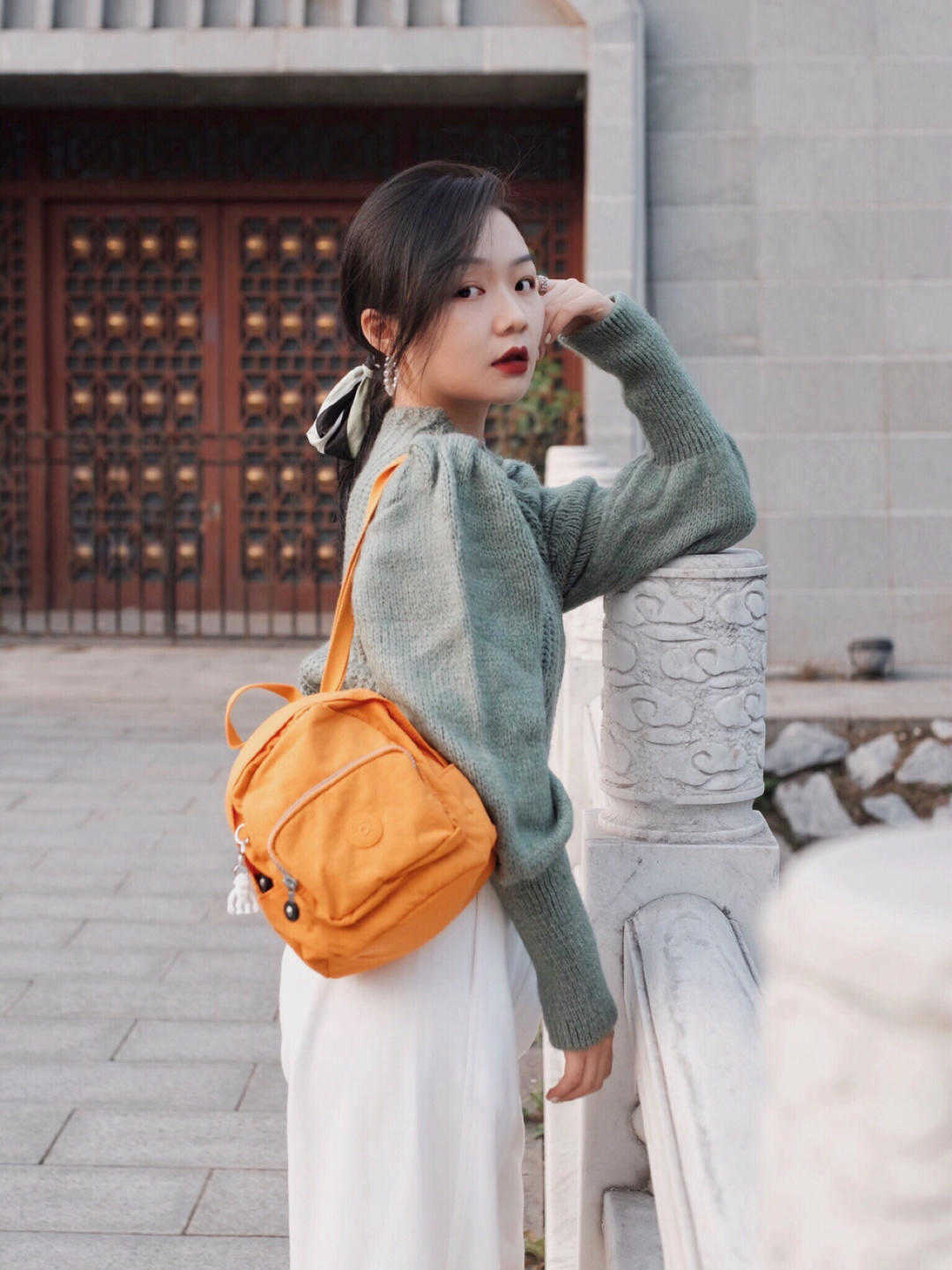 帆布鞋|小个子女生入秋就这么穿，蓝色衬衫搭高腰裤又飒又美，显高又显瘦