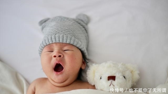 小婴儿|“你会把宝宝宠坏的”,新手妈妈常遇2大难题,做对了不会惯坏娃