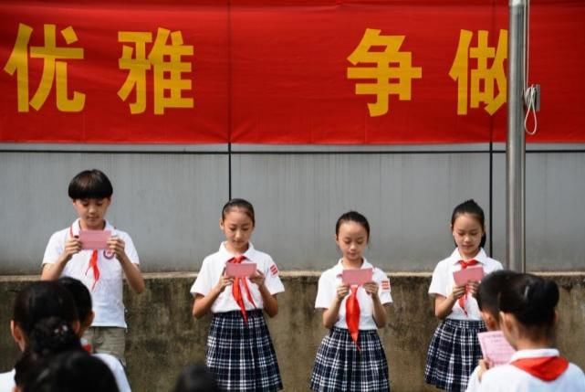 学习成绩|母亲带厌学儿子到工地抹水泥，一个月后却更愁了，这孩子是没救了