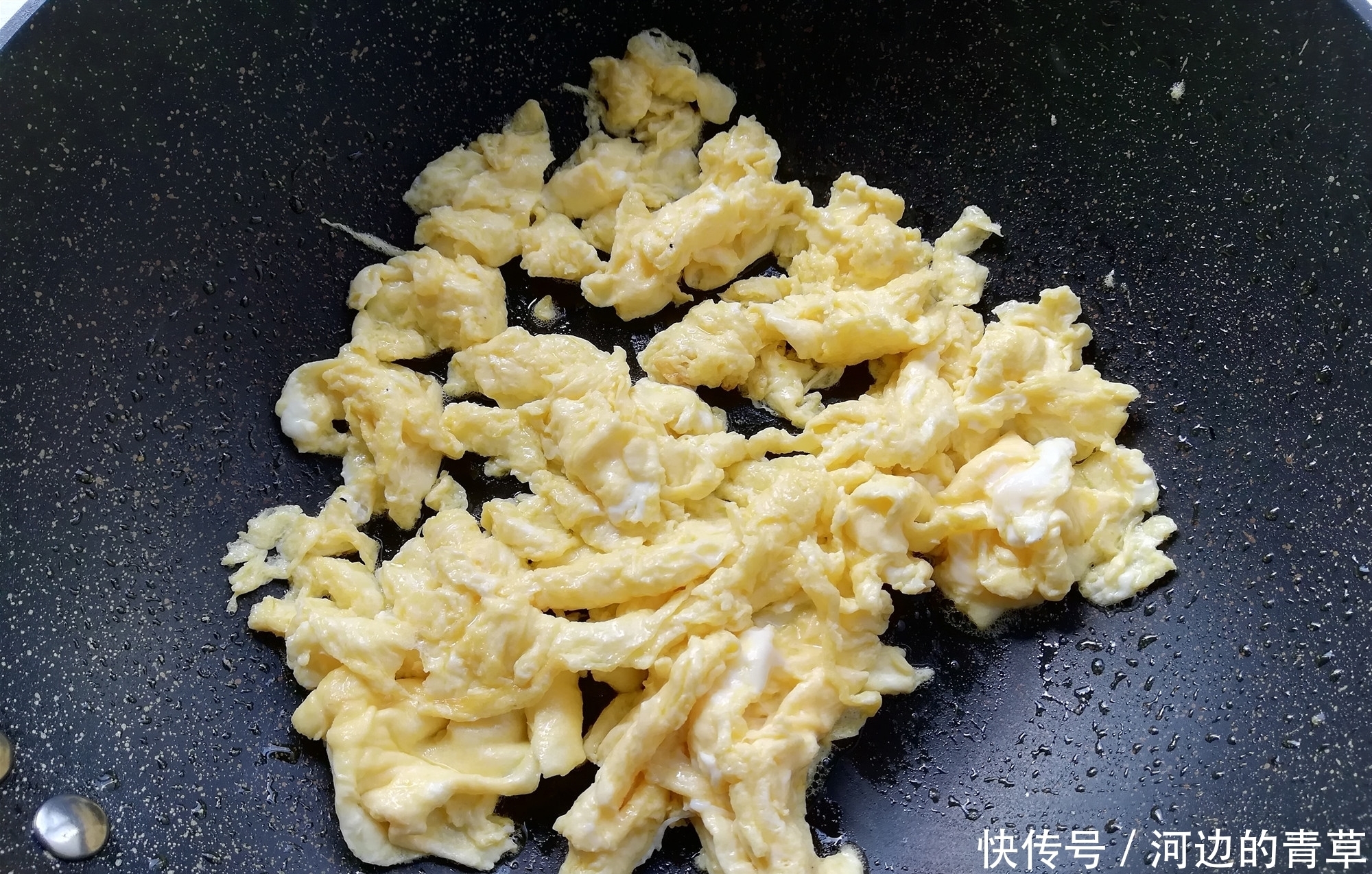 韭菜和鸡蛋是绝配,加上这个食材一起炒,味道更鲜美,营养吸收好