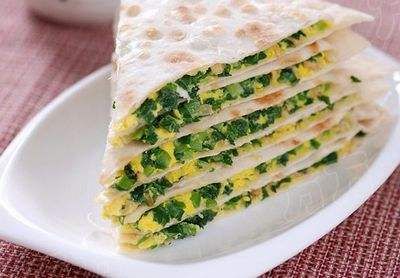 烙饼时,别用凉水,用葱花和面,软香多层,比北方大妈做的还好吃