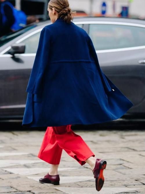 40＋的女性穿大衣，建议多选这3种“深色”，显白又显气质