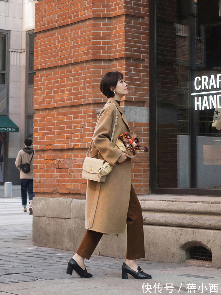 穿搭 有品位的女人,冬季都在穿“大衣+西装裤”,颜值不高也能显气质