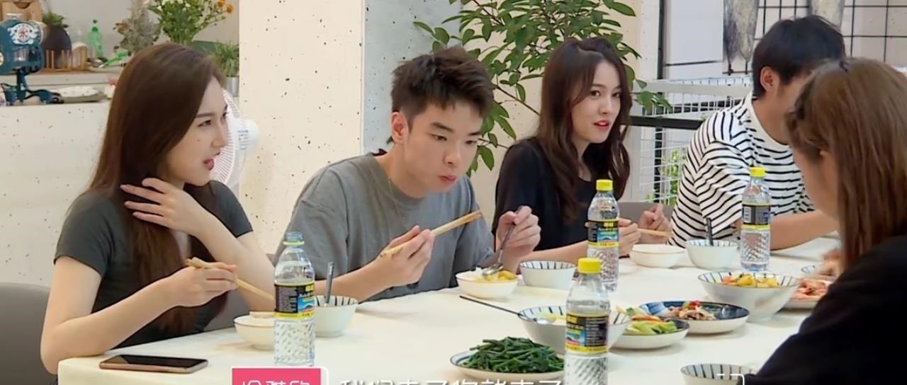 《我们恋爱吧2》女三冷雅欣绿茶人设遭全网群嘲,被观众骂上热搜