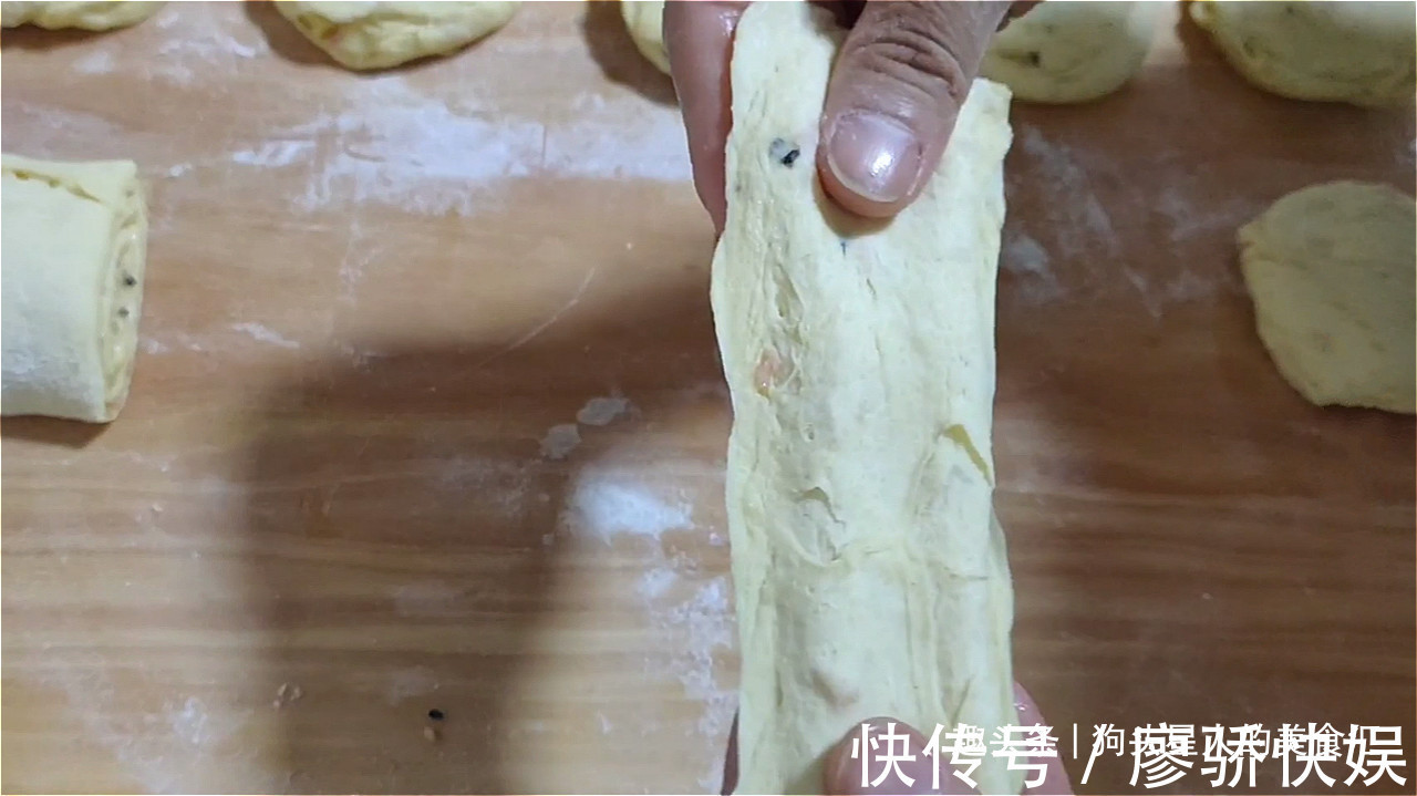 油酥|玉米面油酥饼做法，加多一种材料，口感丰富，吃着蓬松柔软，真香