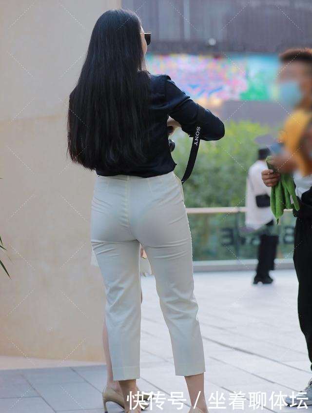 干练|偏光衬衣搭配纯白长腿,知性干练,气场全开的御姐风