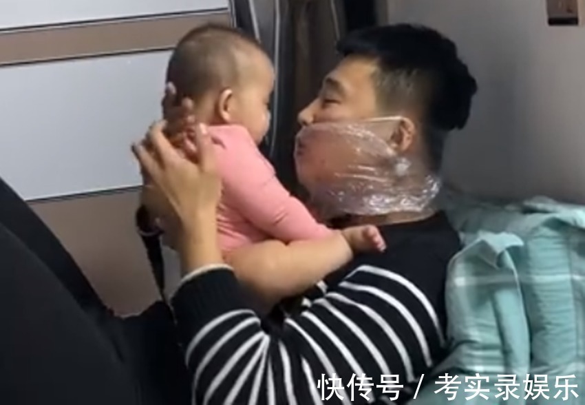 父亲|爸爸为了能亲女儿,想出的这个妙招获高赞,网友:心里喜悦藏不住