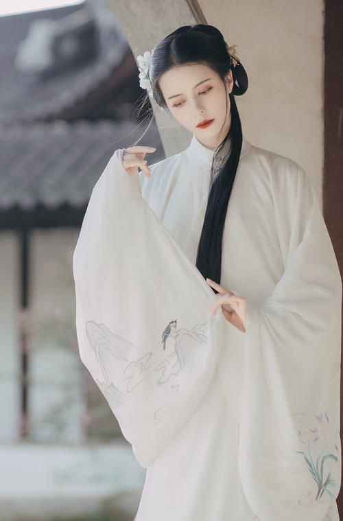  楚楚动人|有一种汉服叫“白月光裙”，仙气又温柔，自带“楚楚动人”滤镜