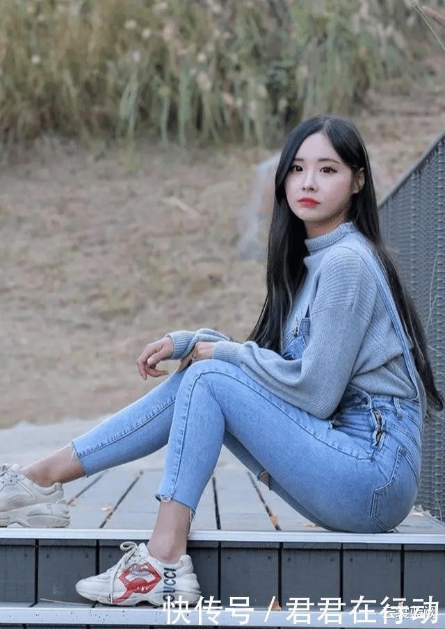 温柔 清水出芙蓉,天然去雕饰,牛仔背带裤配针织上衣的清纯温柔穿搭