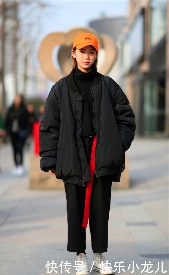 时尚穿搭，小姐姐搭配了一件白色T恤，配色清爽减龄