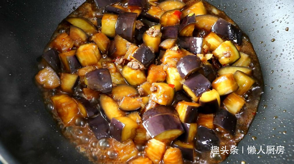 先蒸后炒,做出来的茄子不吸油,配上牛肉末一起炒,下饭好吃