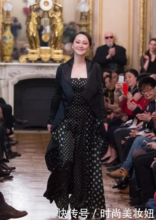 连体裤|大宋佳携女儿走红毯,穿深V挂脖连衣裙曲线优美,一点不输女儿