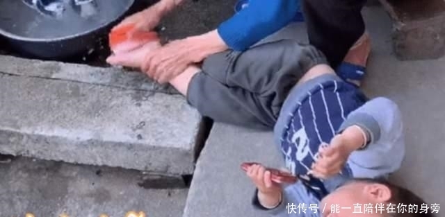 面目狰狞|爷爷给孙子“硬核刷脚”,小孙子全程面目狰狞,网友:足够酸爽