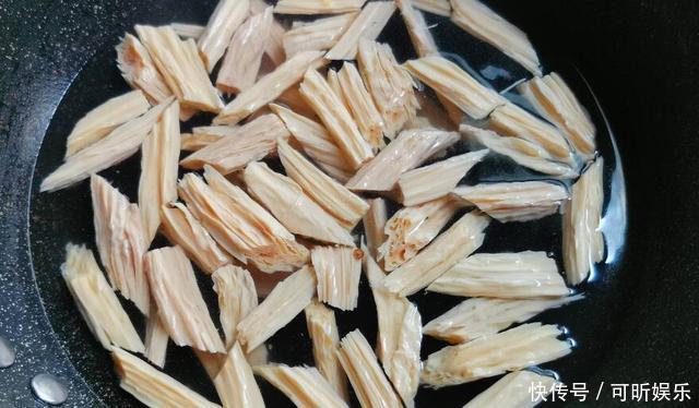 泡腐竹用“凉水”还是“温水”,很多人做错了,难怪不嫩还夹生!