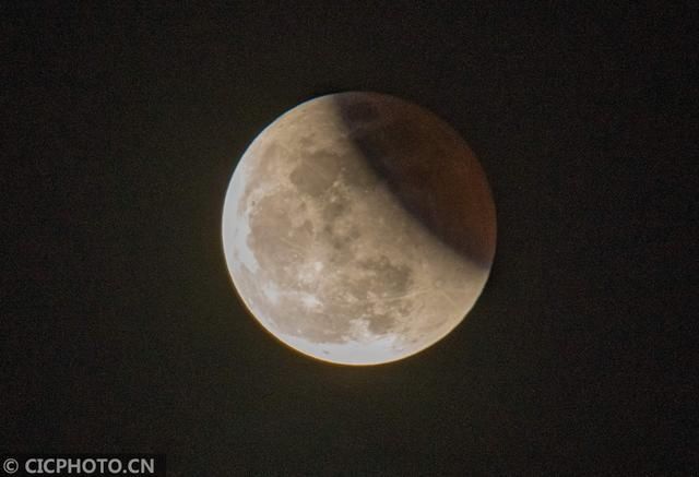 王正 “红色月全食”与“超级月亮”齐现夜空