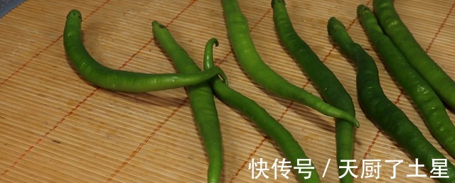 把啤酒倒进辣椒里,这做法太独特了,三天就能吃,爽口开胃!