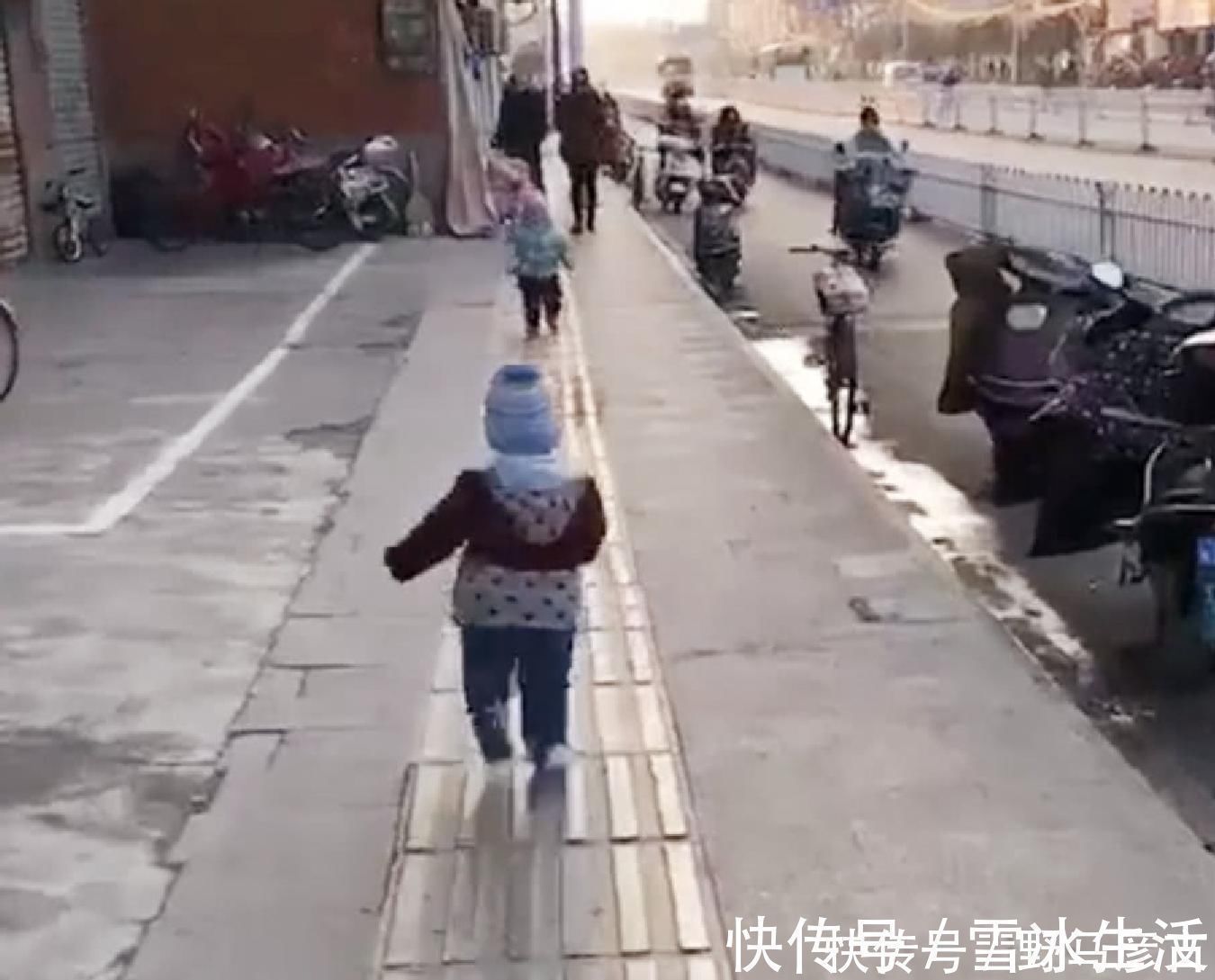 双胞胎|龙凤胎宝宝第一次相见,彼此相拥而抱时,把妈妈瞧泪目